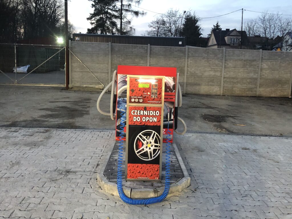 Distribútor na začernenie pneumatík